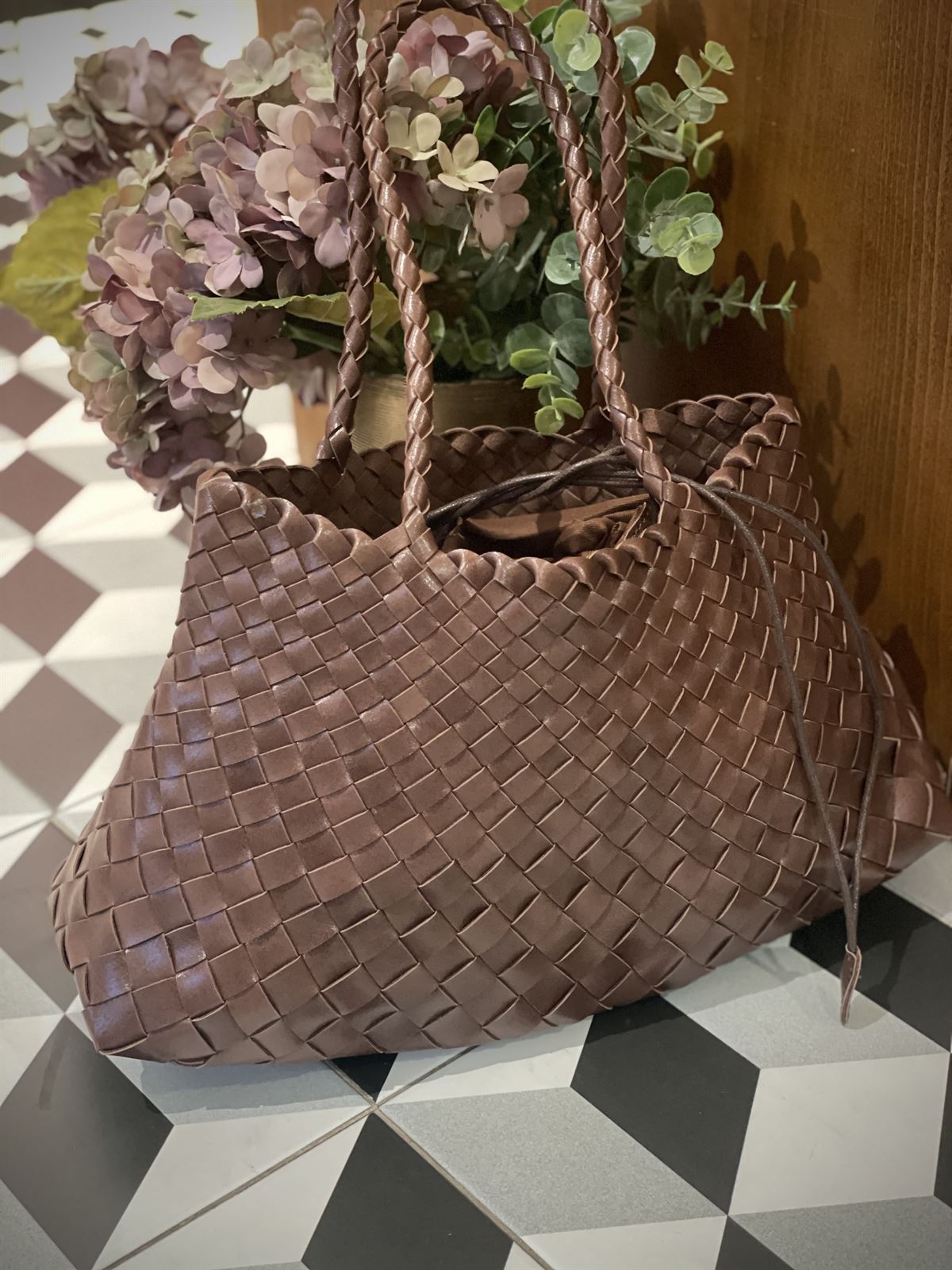 Bolso piel trenzado 2 asas marrón chocolate - Imagen 3