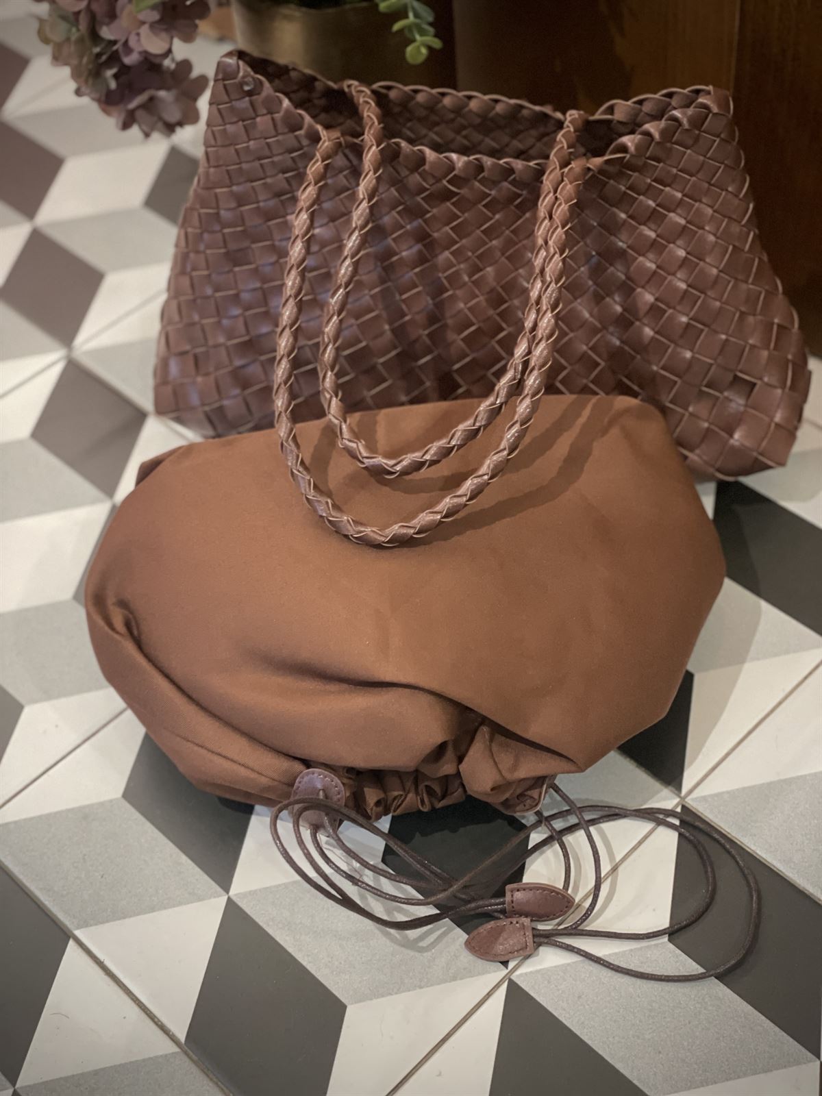 Bolso piel trenzado 2 asas marrón chocolate - Imagen 4