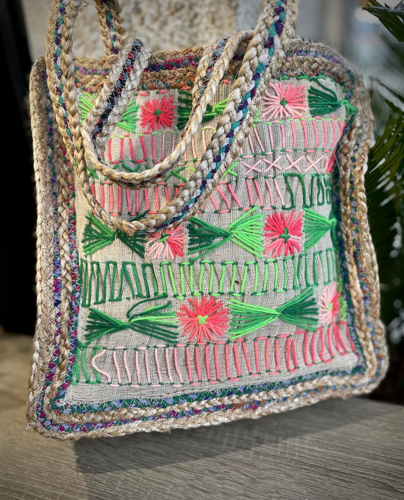 Bolso rafia bordado flores colores vivos - Imagen 2