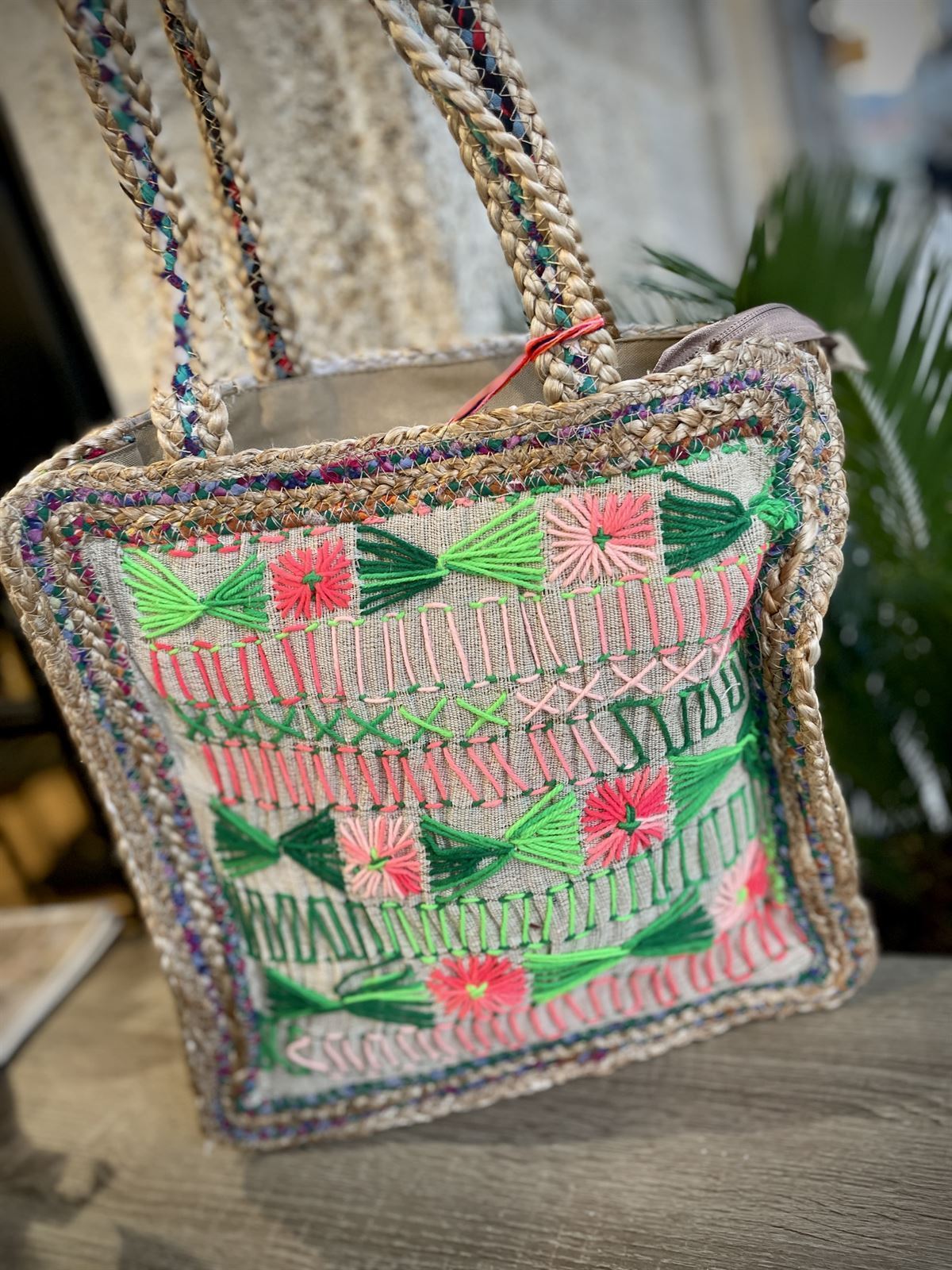 Bolso rafia bordado flores colores vivos - Imagen 3