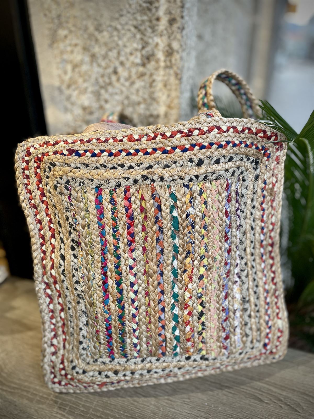 Bolso rafia bordado flores colores vivos - Imagen 4