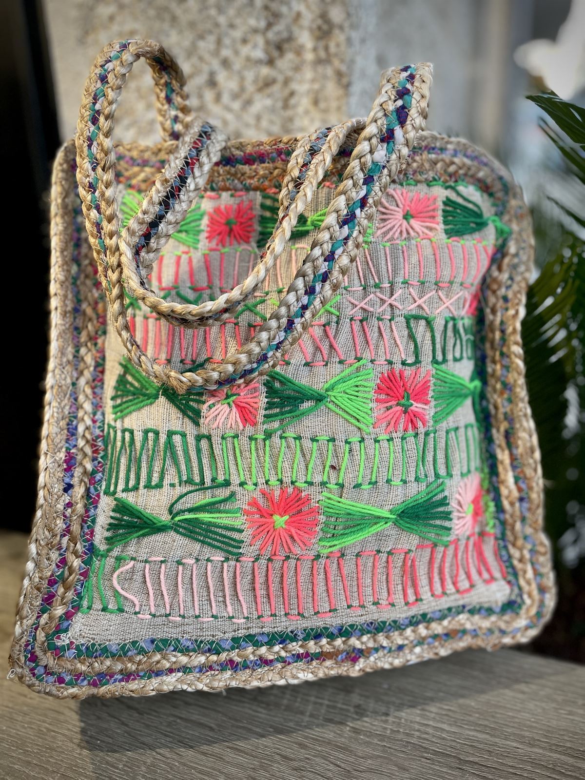Bolso rafia bordado flores colores vivos - Imagen 5