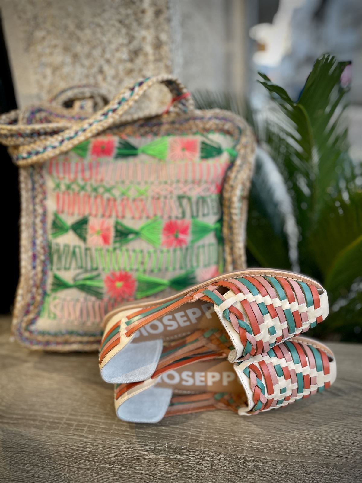 Bolso rafia bordado flores colores vivos - Imagen 6