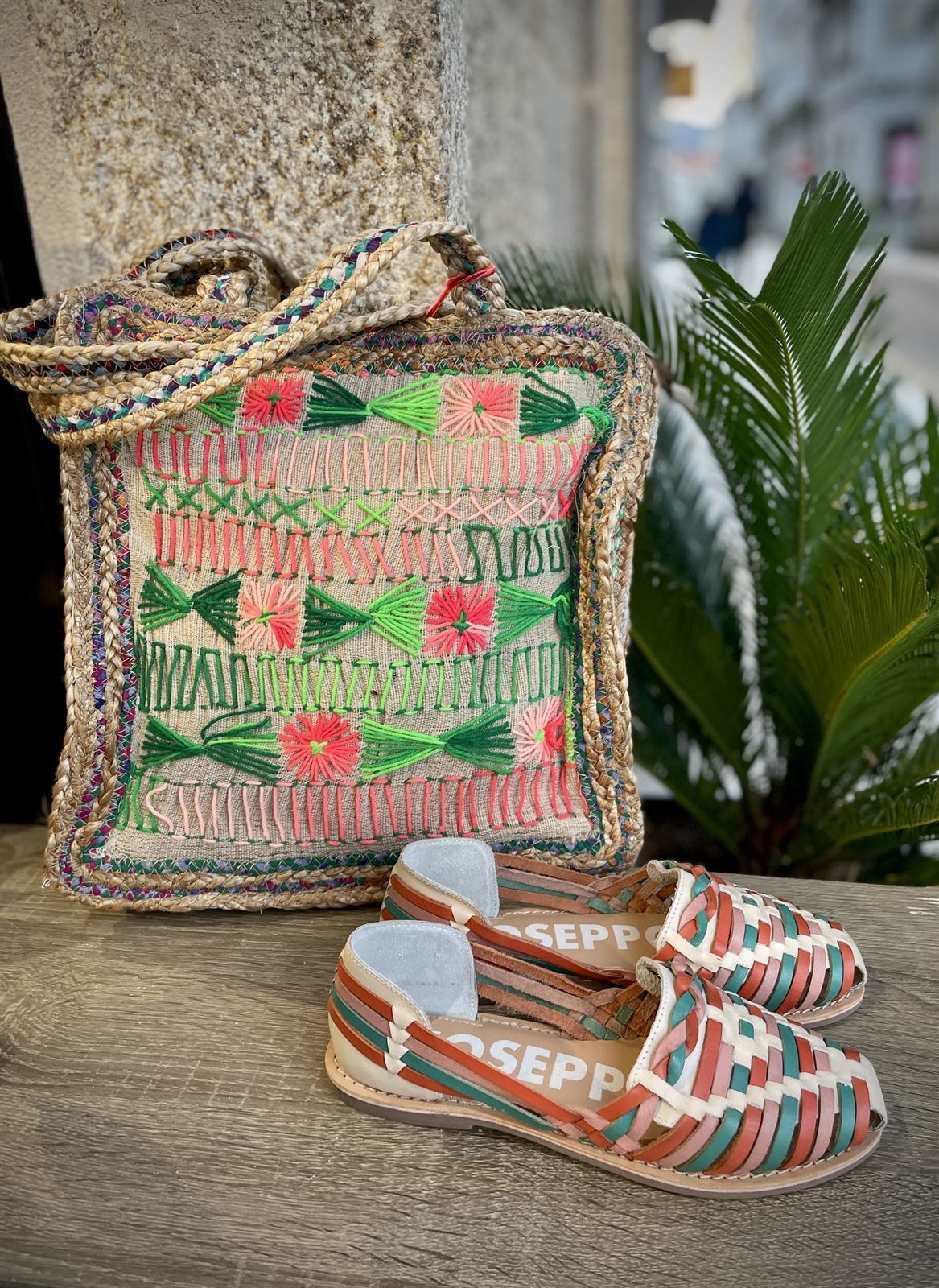 Bolso rafia bordado flores colores vivos - Imagen 7