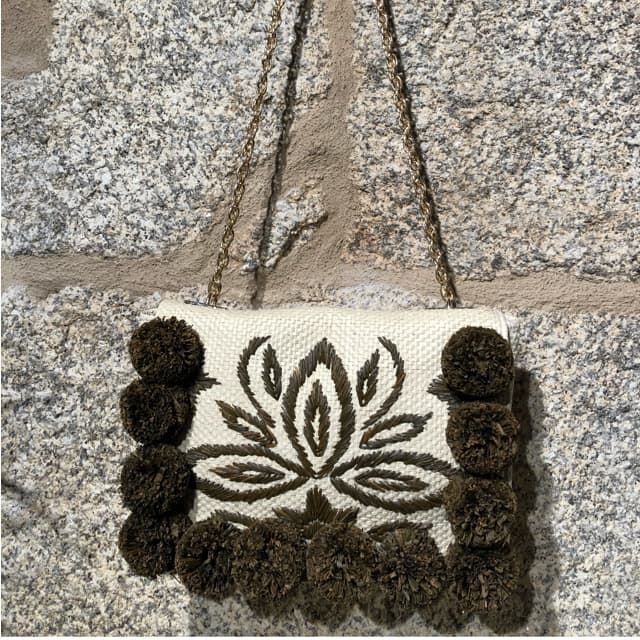 Bolso rafia pompones bronce - Imagen 1