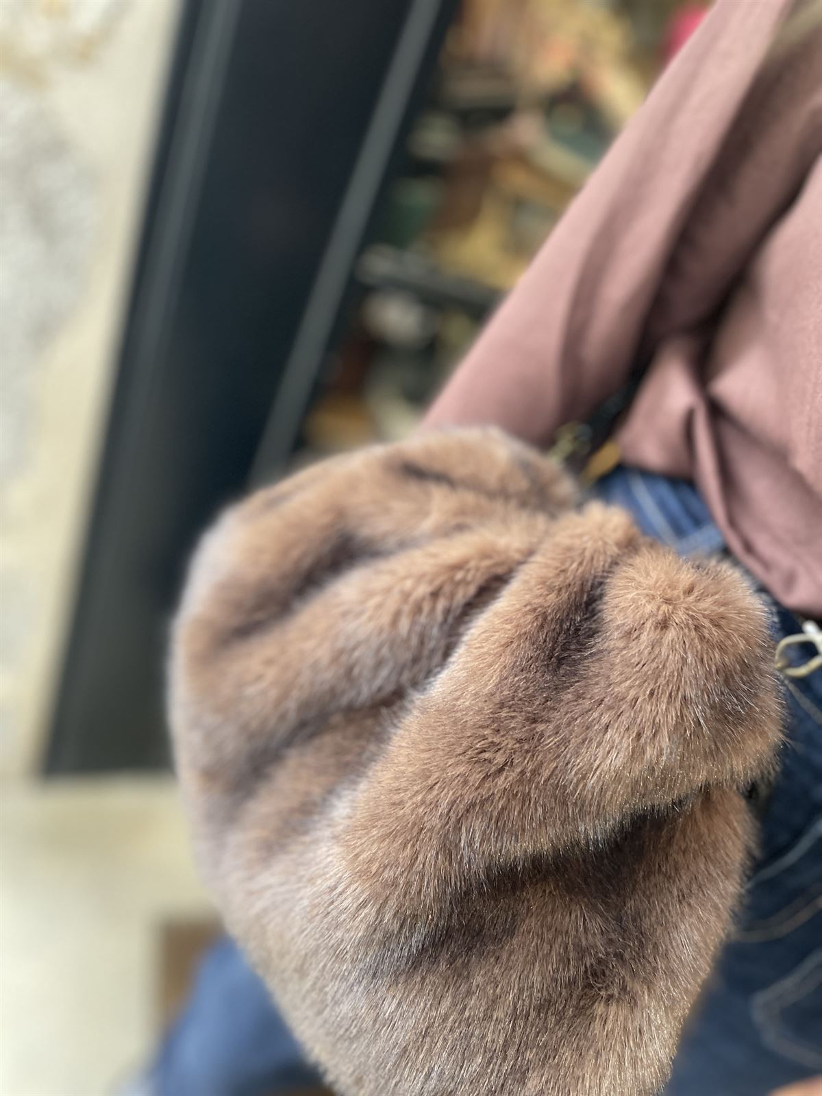 Bolso Yerse de hombro efecto pelo marrón chocolate - Imagen 6