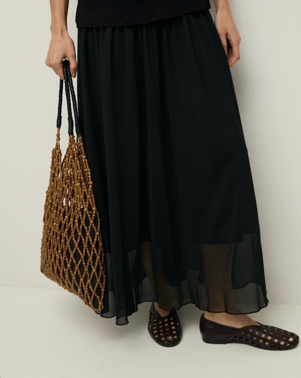 BOLSO YERSE de MALLA CUENTAS DE MADERA CAMEL - Imagen 2