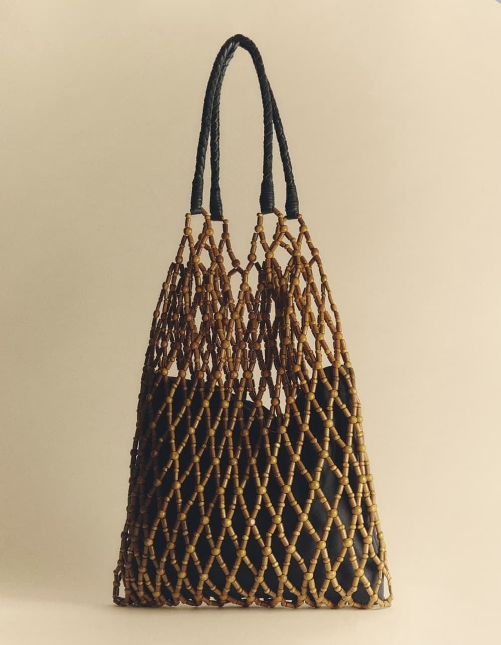 BOLSO YERSE de MALLA CUENTAS DE MADERA CAMEL - Imagen 4