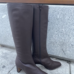 Bota Dibia by Ezzio 57225 caña alta piel cacao chocolate - Imagen 1