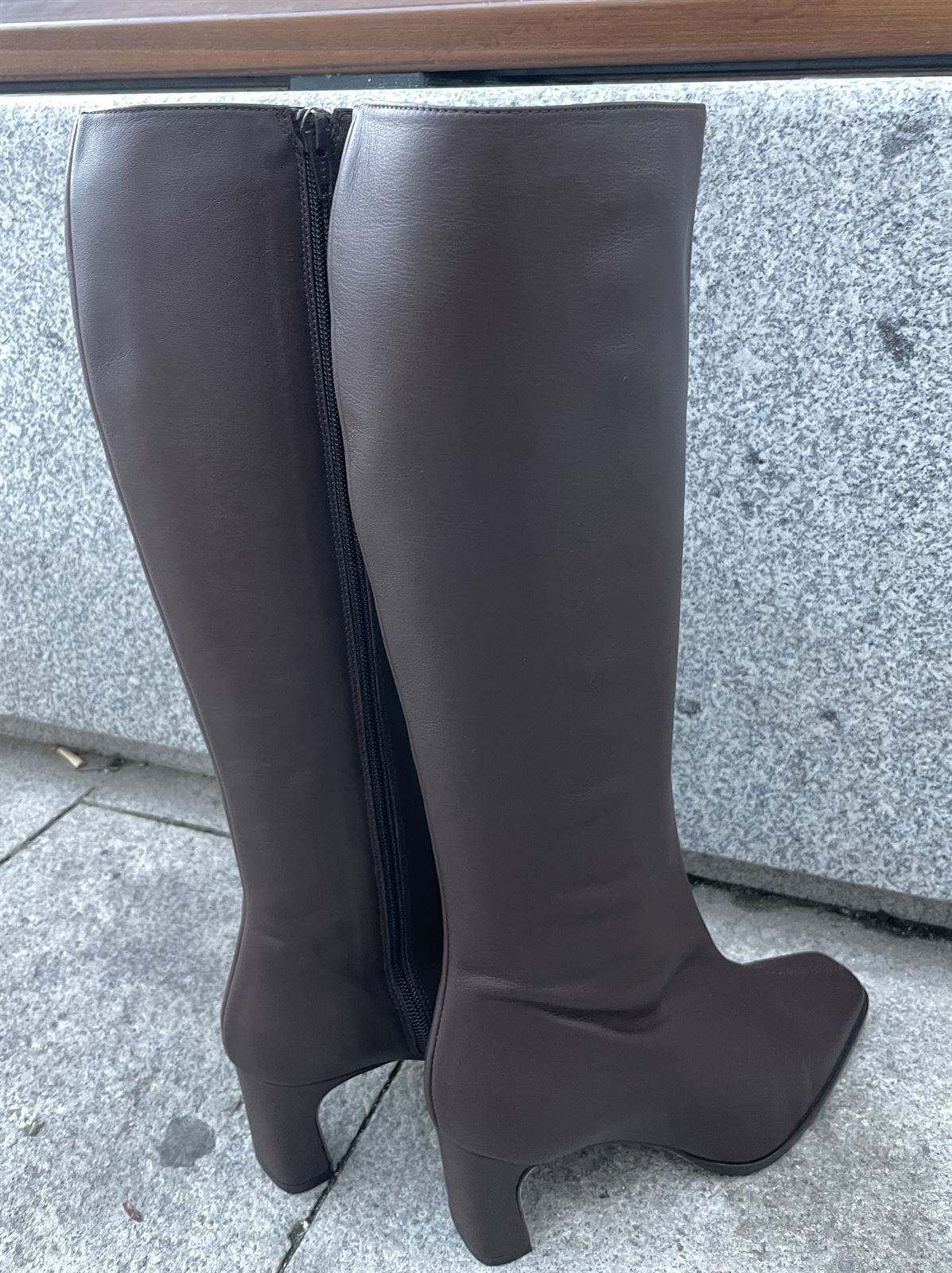 Bota Dibia by Ezzio 57225 caña alta piel cacao chocolate - Imagen 4