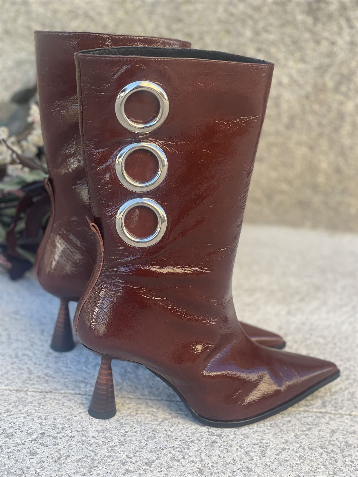 Bota Dibia by Ezzio detalles circulares charol marrón - Imagen 1