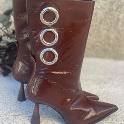 Bota Dibia by Ezzio detalles circulares charol marrón - Imagen 1