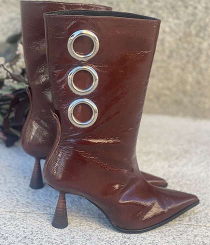 Bota Dibia by Ezzio detalles circulares charol marrón - Imagen 1