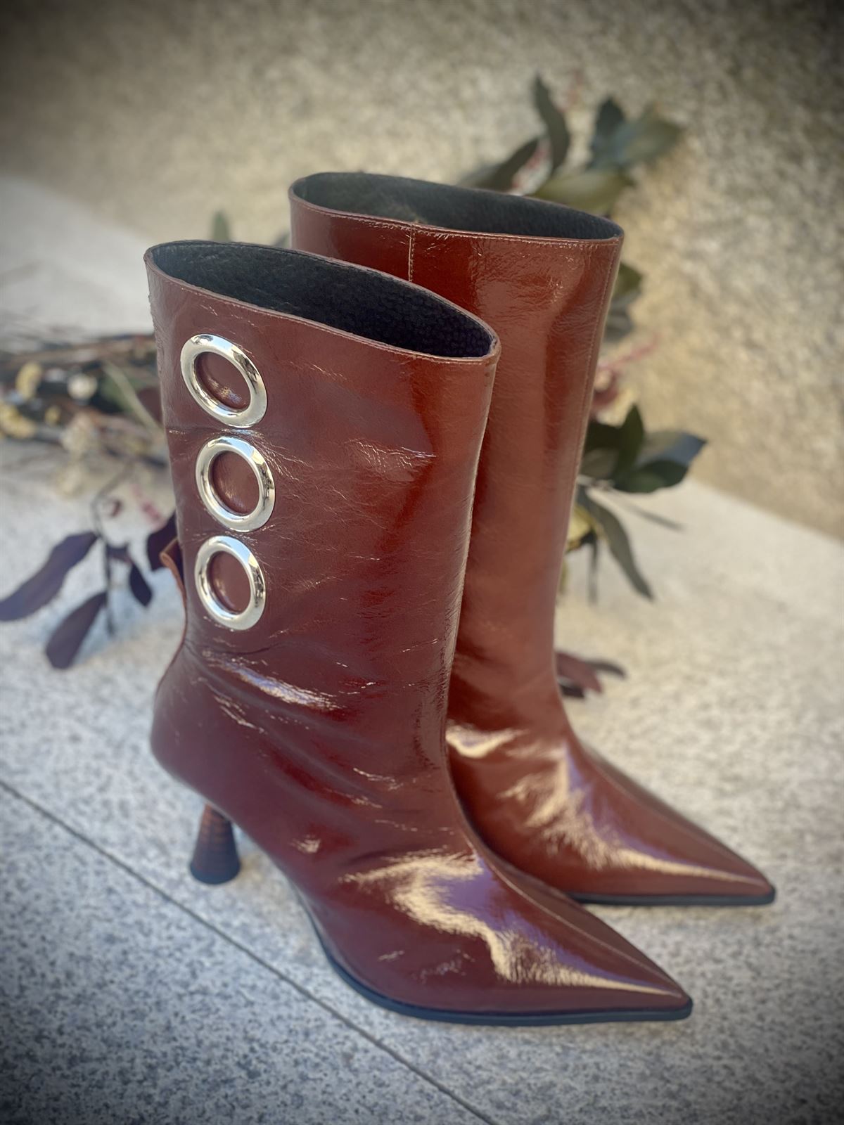 Bota Dibia by Ezzio detalles circulares charol marrón - Imagen 2