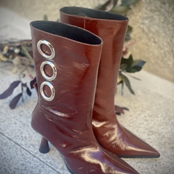 Bota Dibia by Ezzio detalles circulares charol marrón - Imagen 2