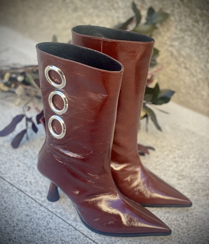 Bota Dibia by Ezzio detalles circulares charol marrón - Imagen 2