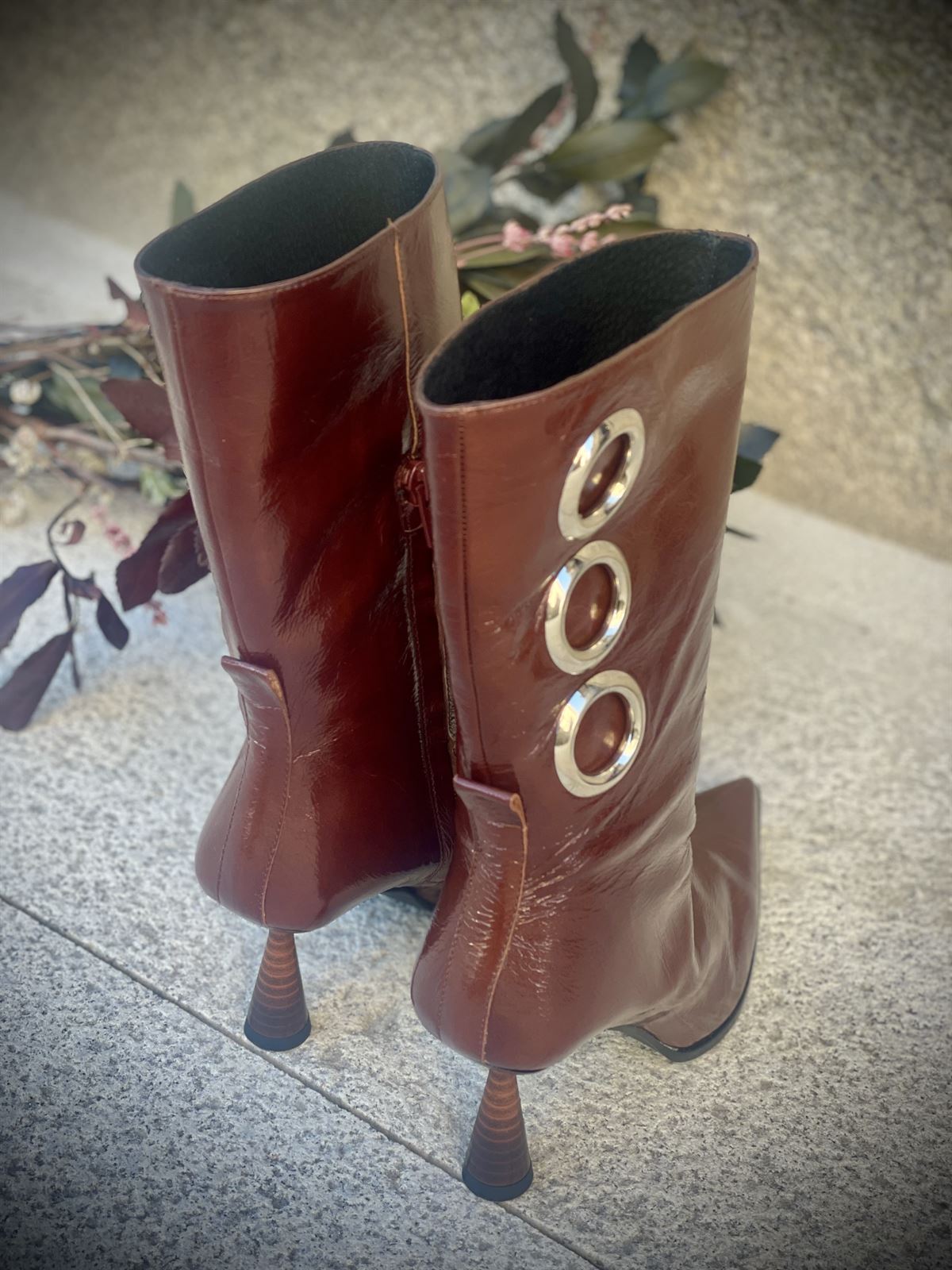 Bota Dibia by Ezzio detalles circulares charol marrón - Imagen 3