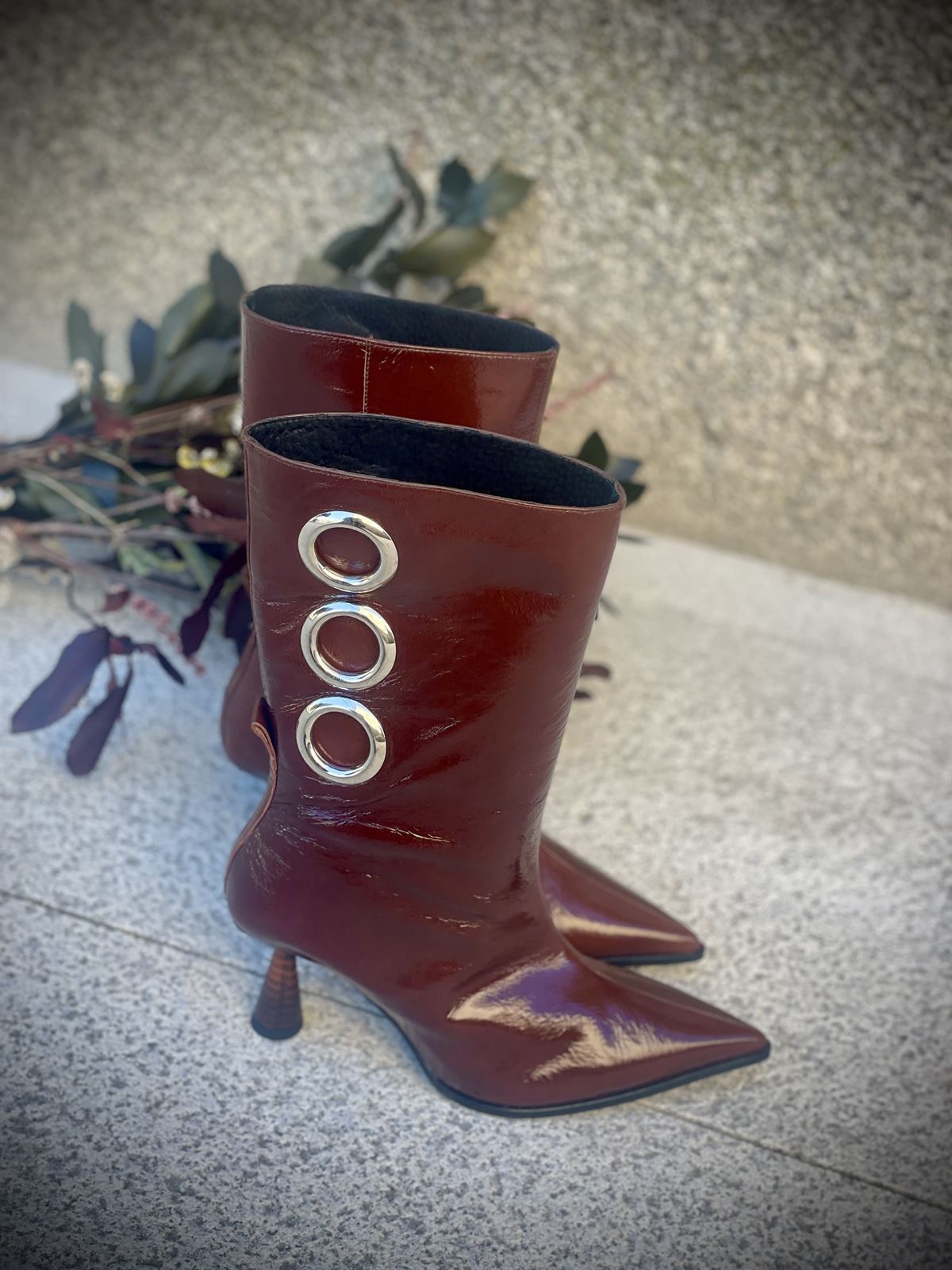 Bota Dibia by Ezzio detalles circulares charol marrón - Imagen 5