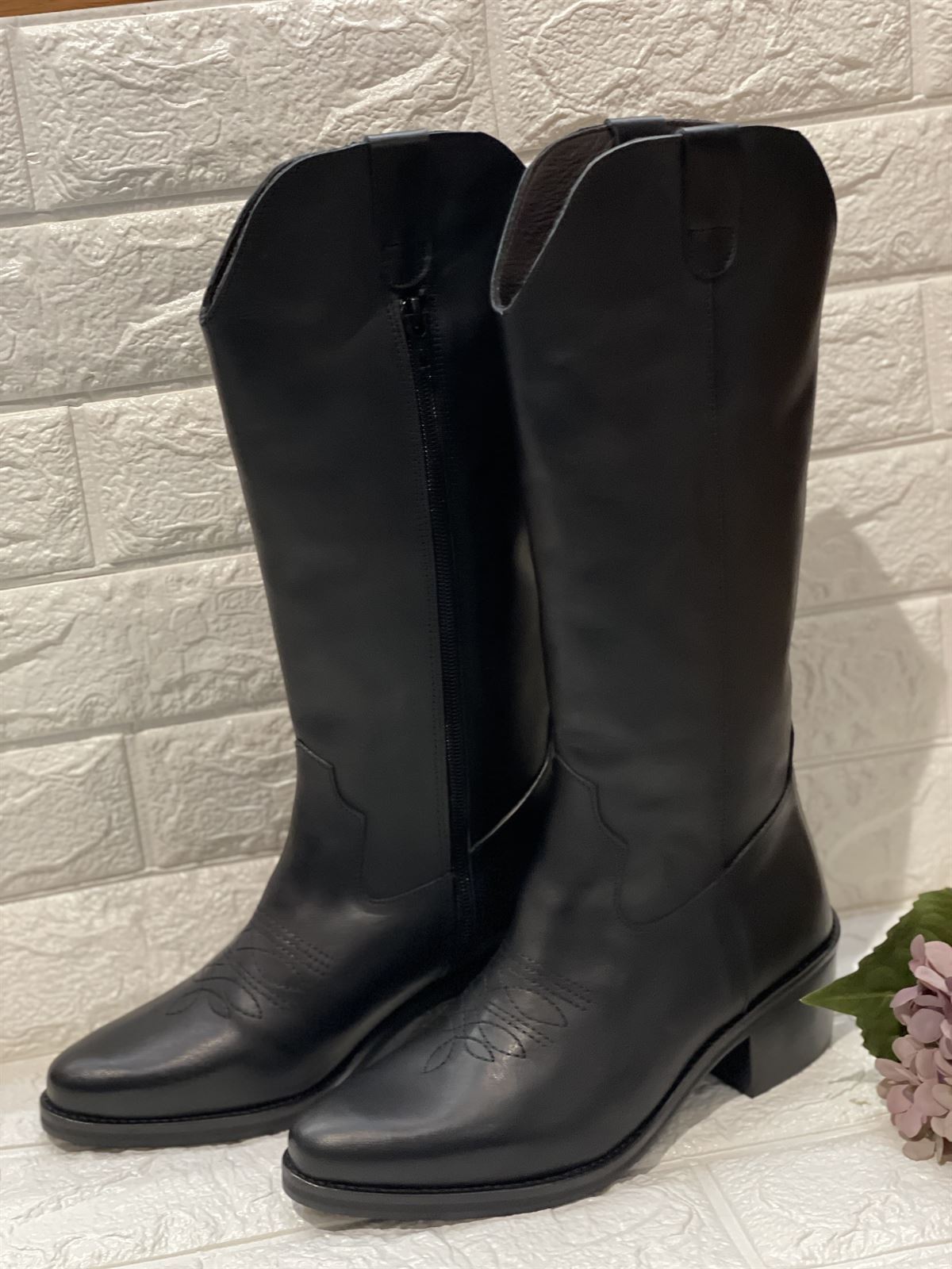 Bota Exé cowboy piel bordados negro - Imagen 1