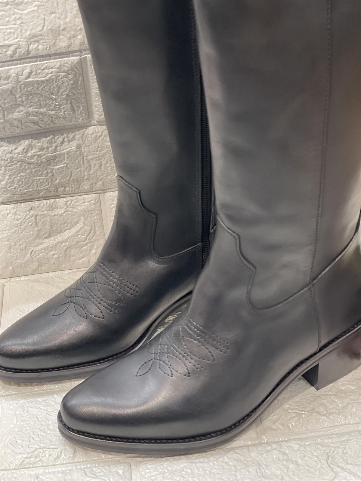 Bota Exé cowboy piel bordados negro - Imagen 2