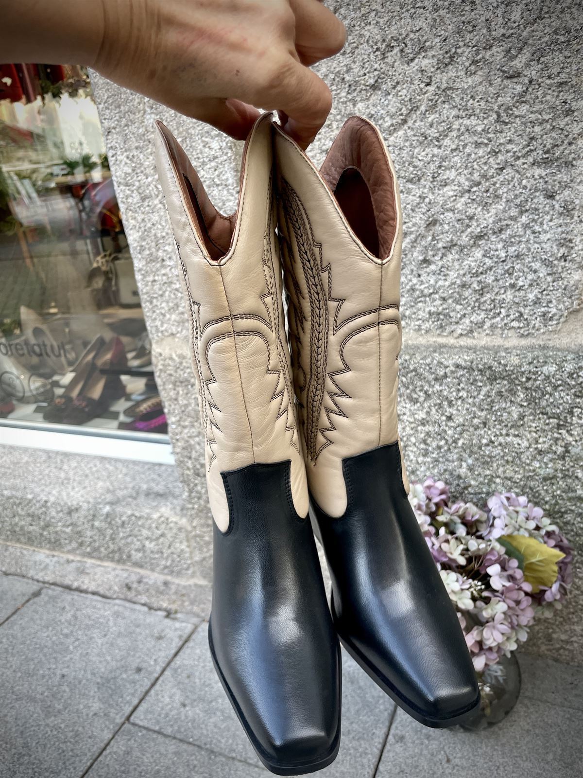 Bota Gioseppo cowboy bicolor negra detalles off White. - Imagen 3