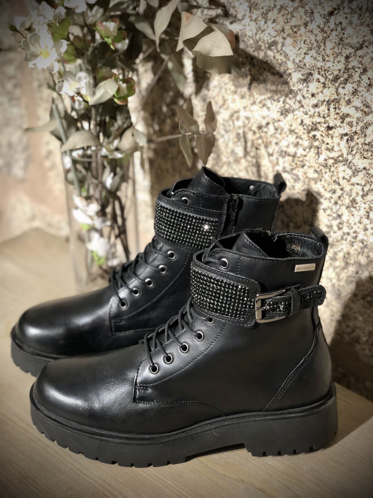 Bota Rizzoli negra detalle brillos - Imagen 1