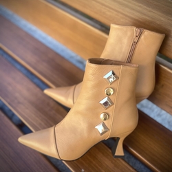 Botín Angari 47060-98 MANILA  tachas camel - Imagen 1