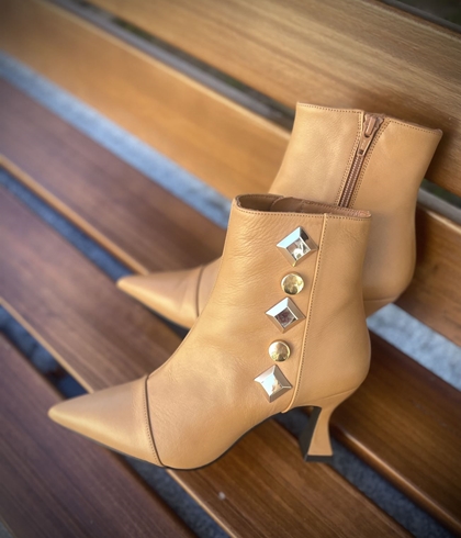 Botín Angari 47060-98 MANILA  tachas camel - Imagen 1