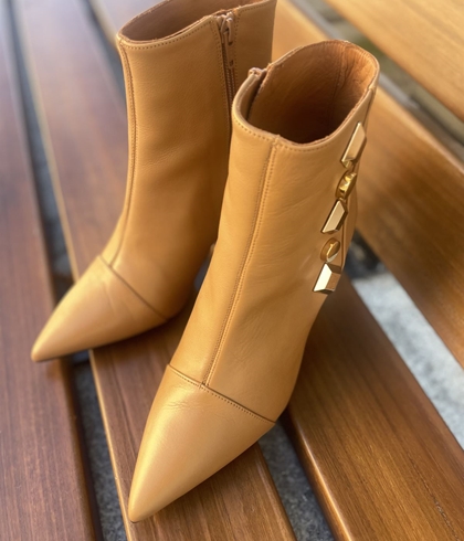 Botín Angari 47060-98 MANILA  tachas camel - Imagen 2