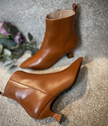 Botín Angari seda cuero costuras  camel - Imagen 2