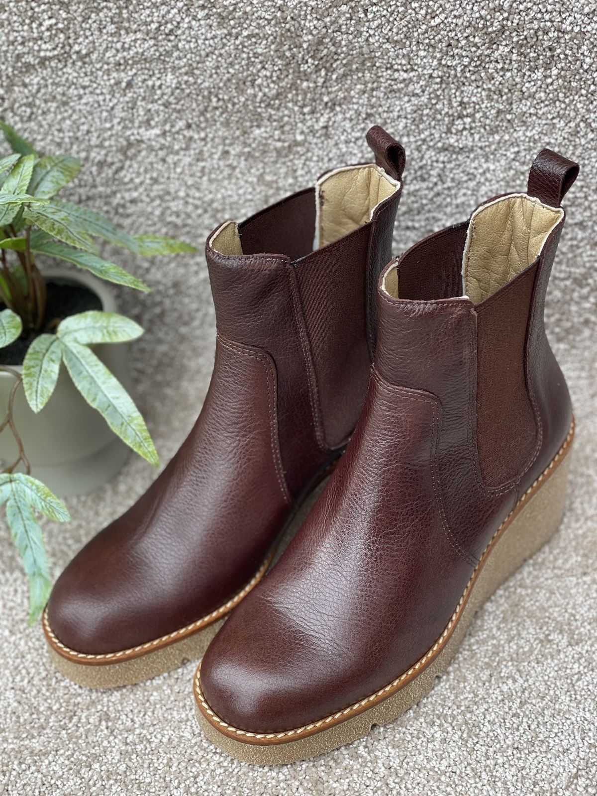 BOTIN CHELSEA con piso tocino MARRÓN Chocolate - Imagen 1