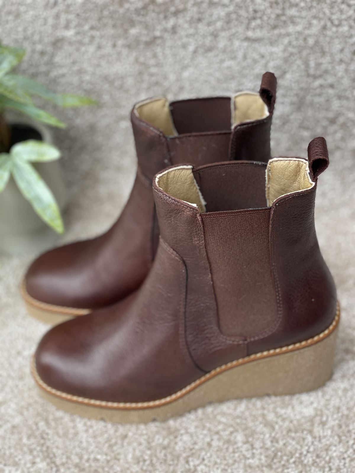 BOTIN CHELSEA con piso tocino MARRÓN Chocolate - Imagen 3