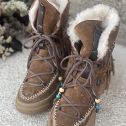 Botín Nemonic 2301 BOHO flecos camel - Imagen 1