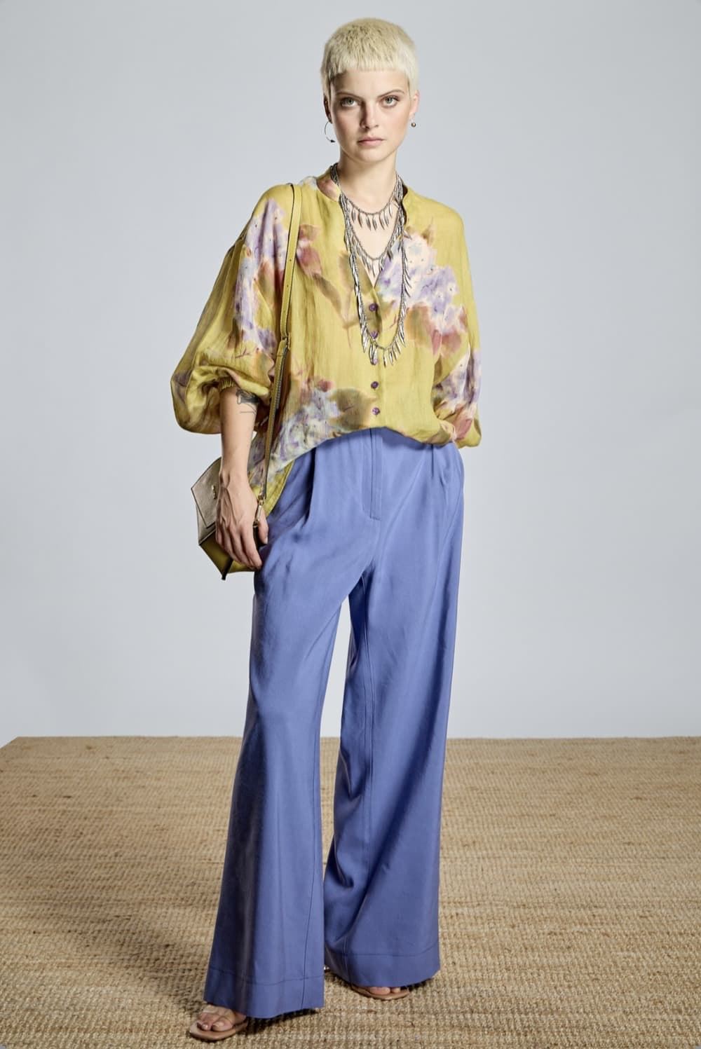 Camisa Alba Conde 2314-426-60 VERDE OLIVA CON ESTAMPADO FLORAL - Imagen 2