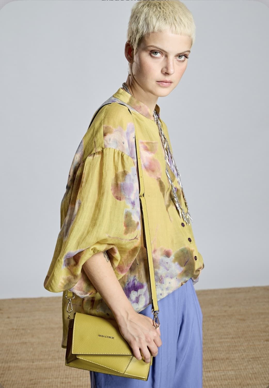 Camisa Alba Conde 2314-426-60 VERDE OLIVA CON ESTAMPADO FLORAL - Imagen 4