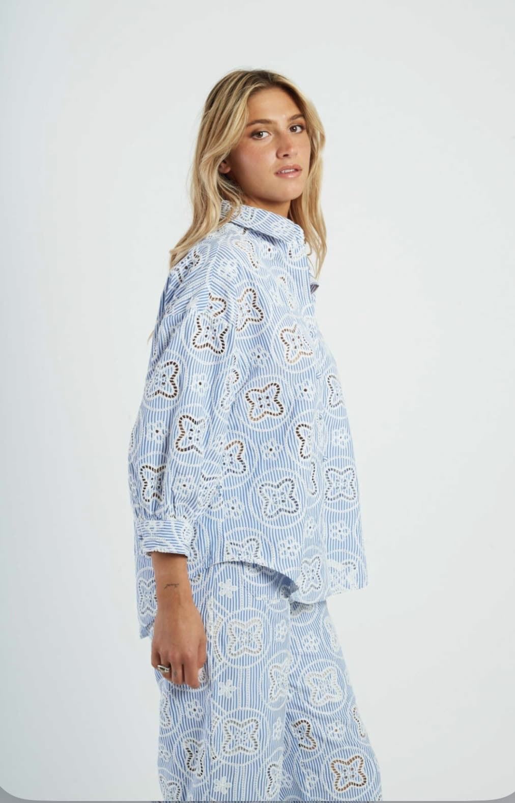 Camisa Derhy AINOHA P620011-3-S bordado en inglés rayas azul - Imagen 4