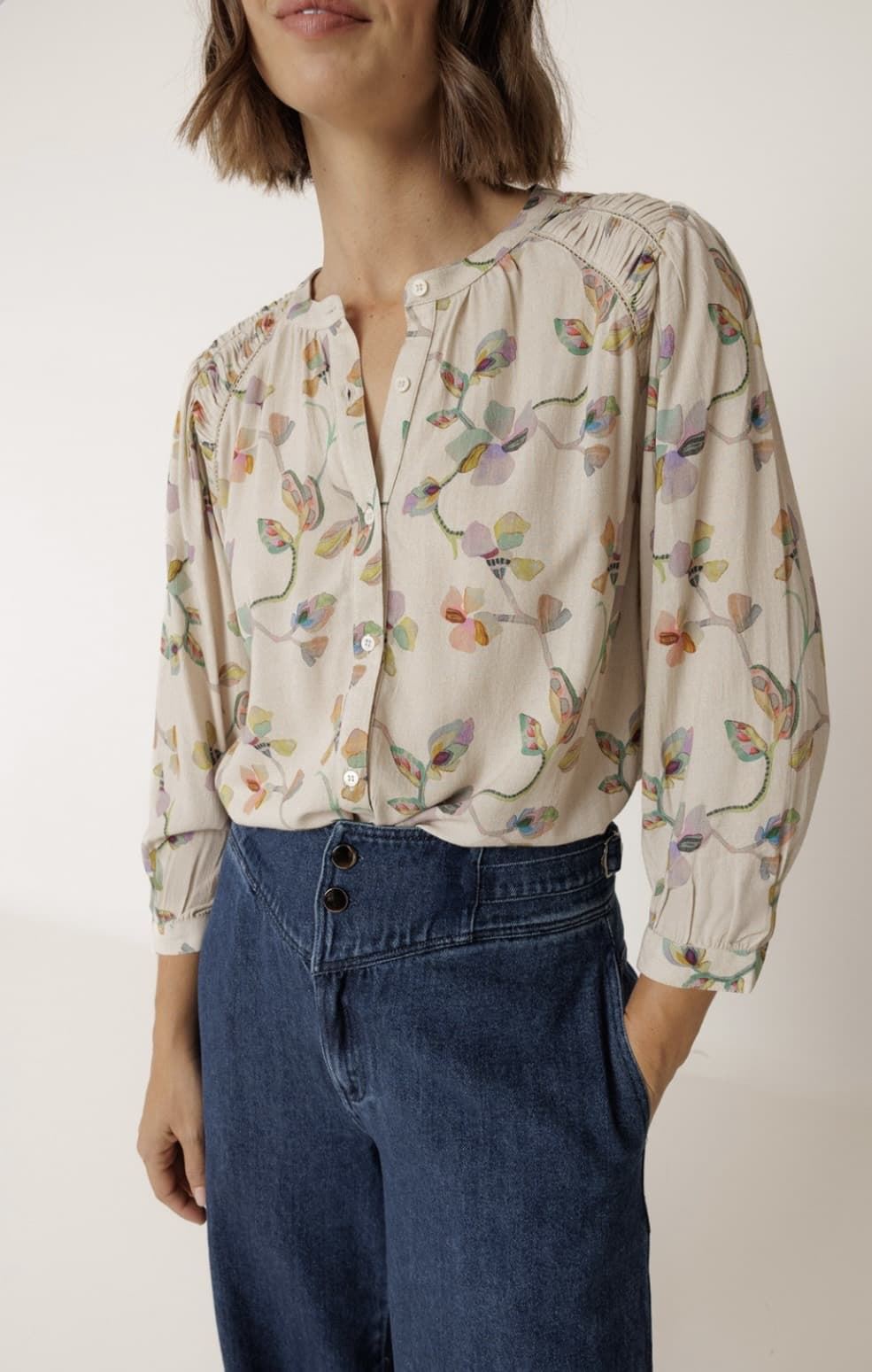 Camisa Indi & Cold AD101 detalle fruncido estampado floral - Imagen 1