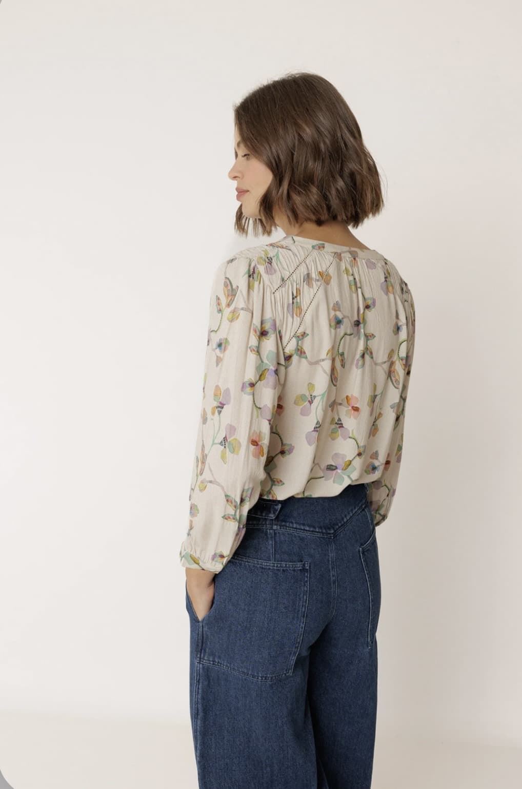 Camisa Indi & Cold AD101 detalle fruncido estampado floral - Imagen 2