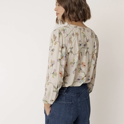 Camisa Indi & Cold AD101 detalle fruncido estampado floral - Imagen 2