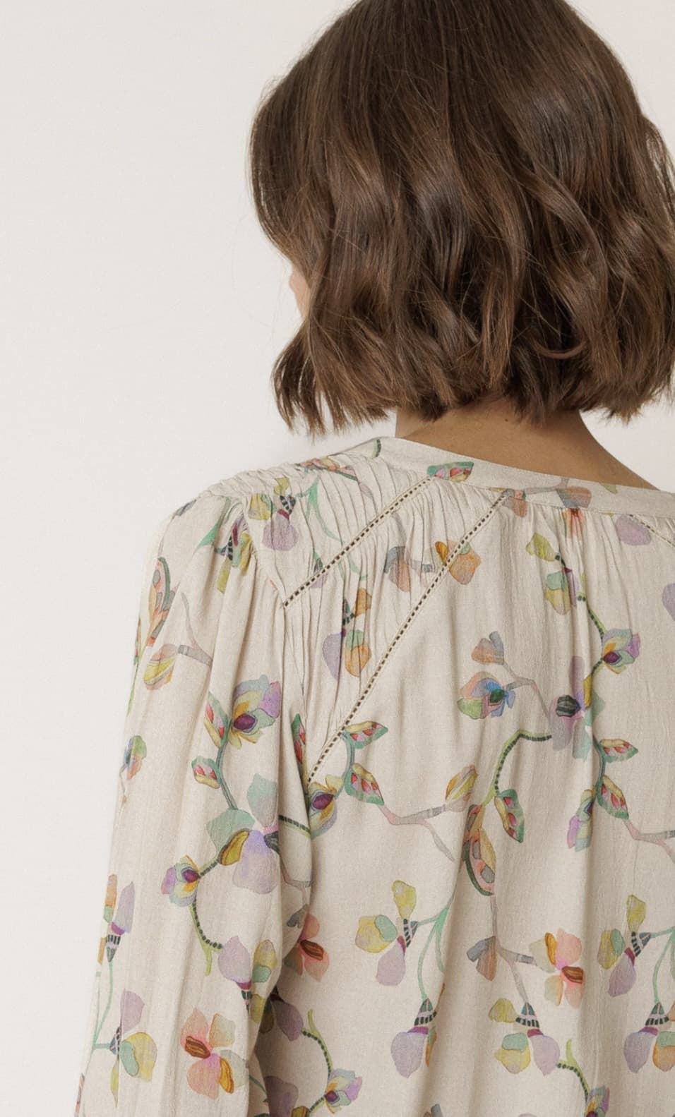 Camisa Indi & Cold AD101 detalle fruncido estampado floral - Imagen 5