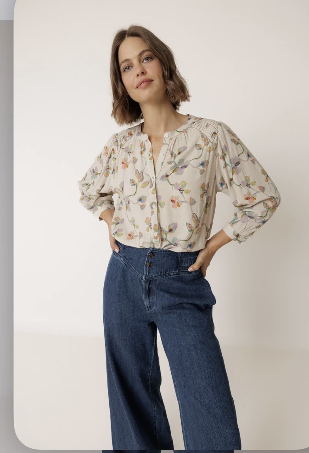 Camisa Indi & Cold AD101 detalle fruncido estampado floral - Imagen 6