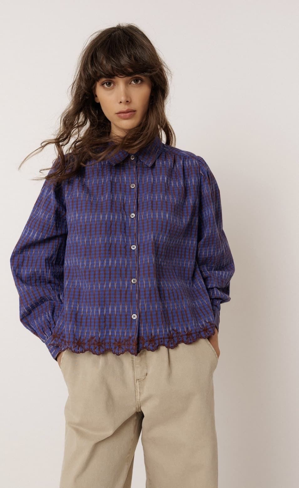 CAMISA Indi & Cold AD133 bordados a contraste azul Klein - Imagen 2