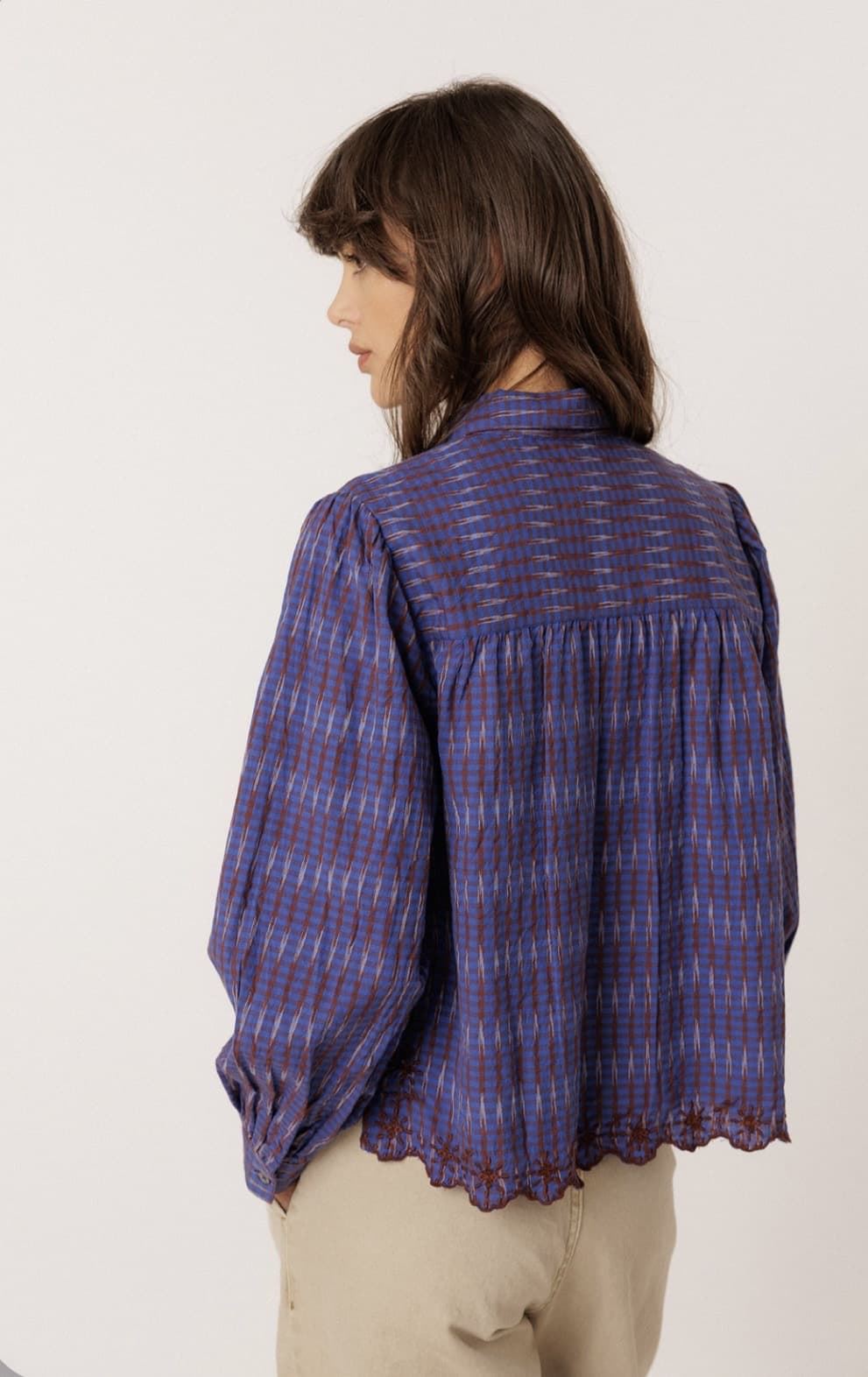CAMISA Indi & Cold AD133 bordados a contraste azul Klein - Imagen 3
