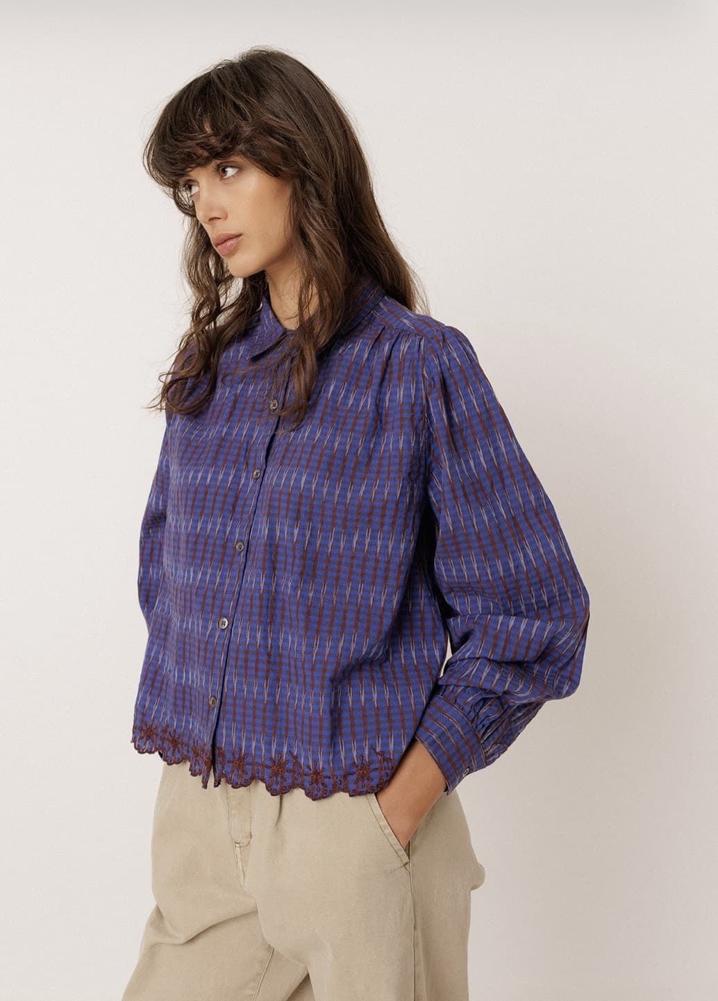 CAMISA Indi & Cold AD133 bordados a contraste azul Klein - Imagen 4