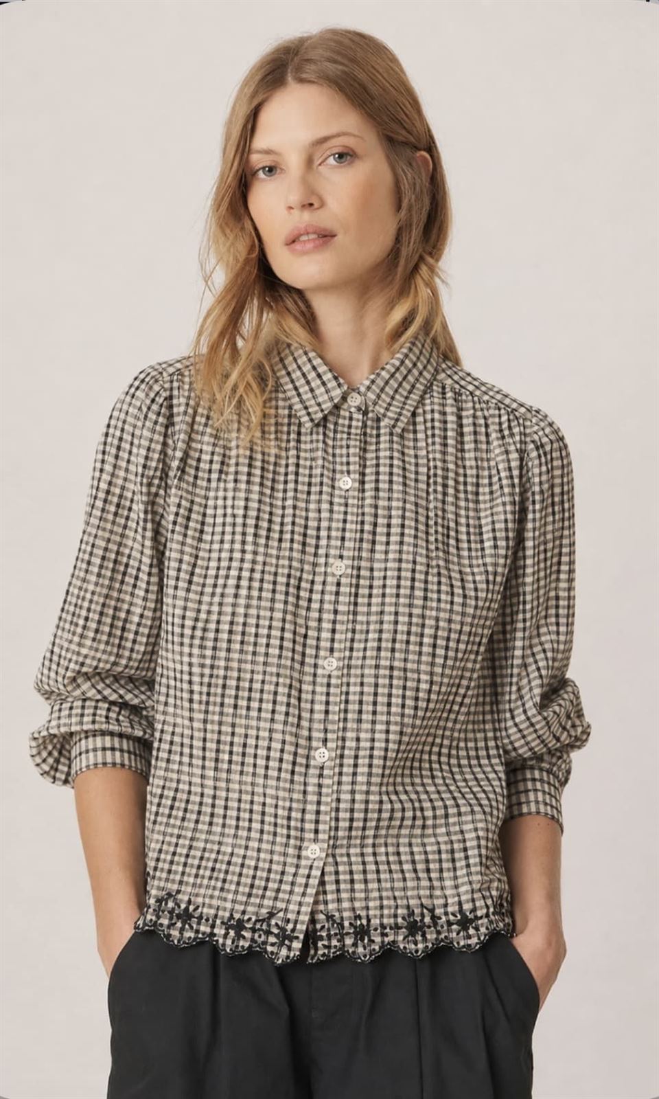 CAMISA Indi & Cold AD133 bordados a contraste negro - Imagen 2