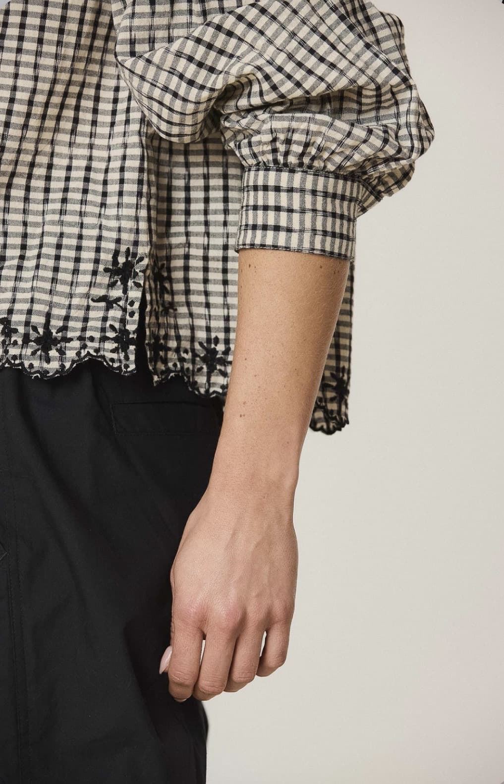 CAMISA Indi & Cold AD133 bordados a contraste negro - Imagen 5
