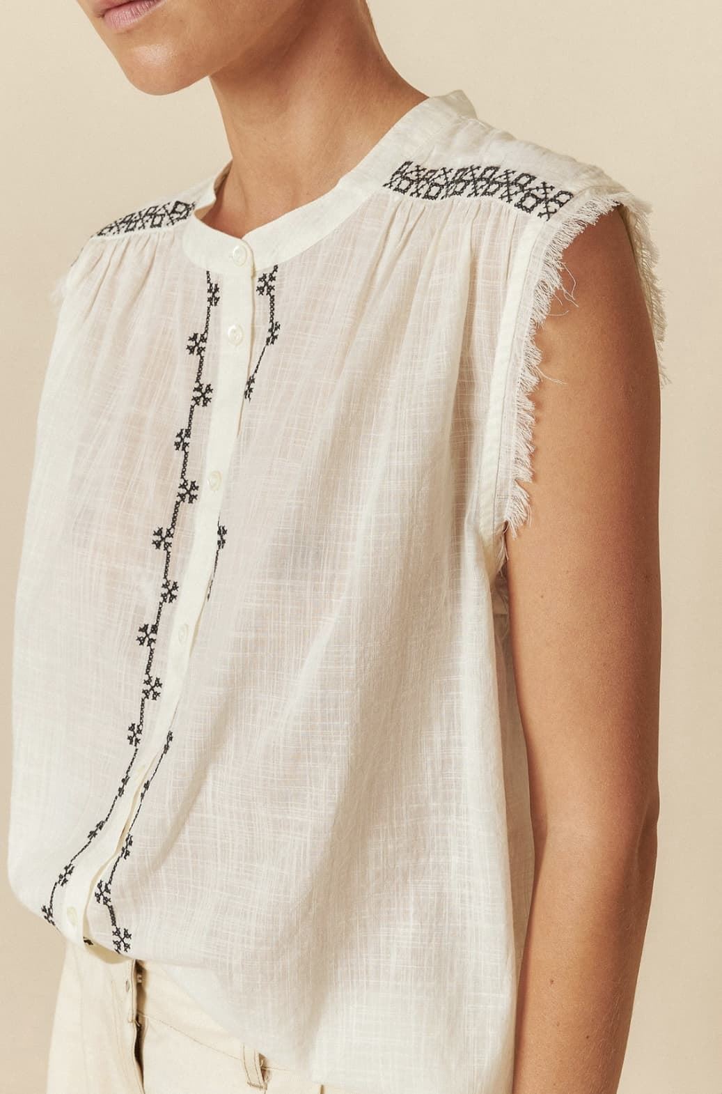 Camisa Indi & Cold BK246 bordados punto de cruz - Imagen 3