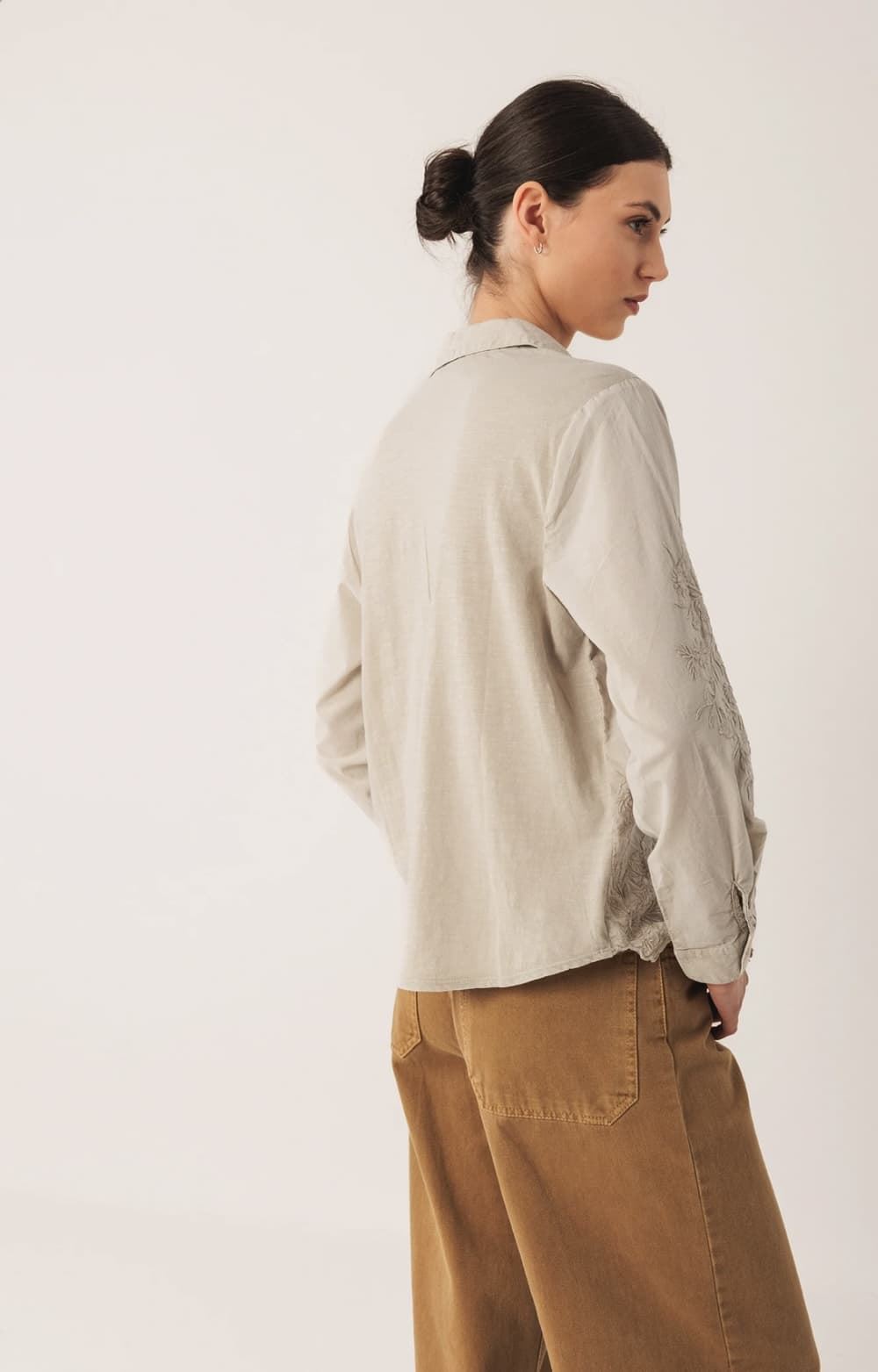 CAMISA Indi & Cold VOILE BORDADA REF. AD385 color piedra - Imagen 4