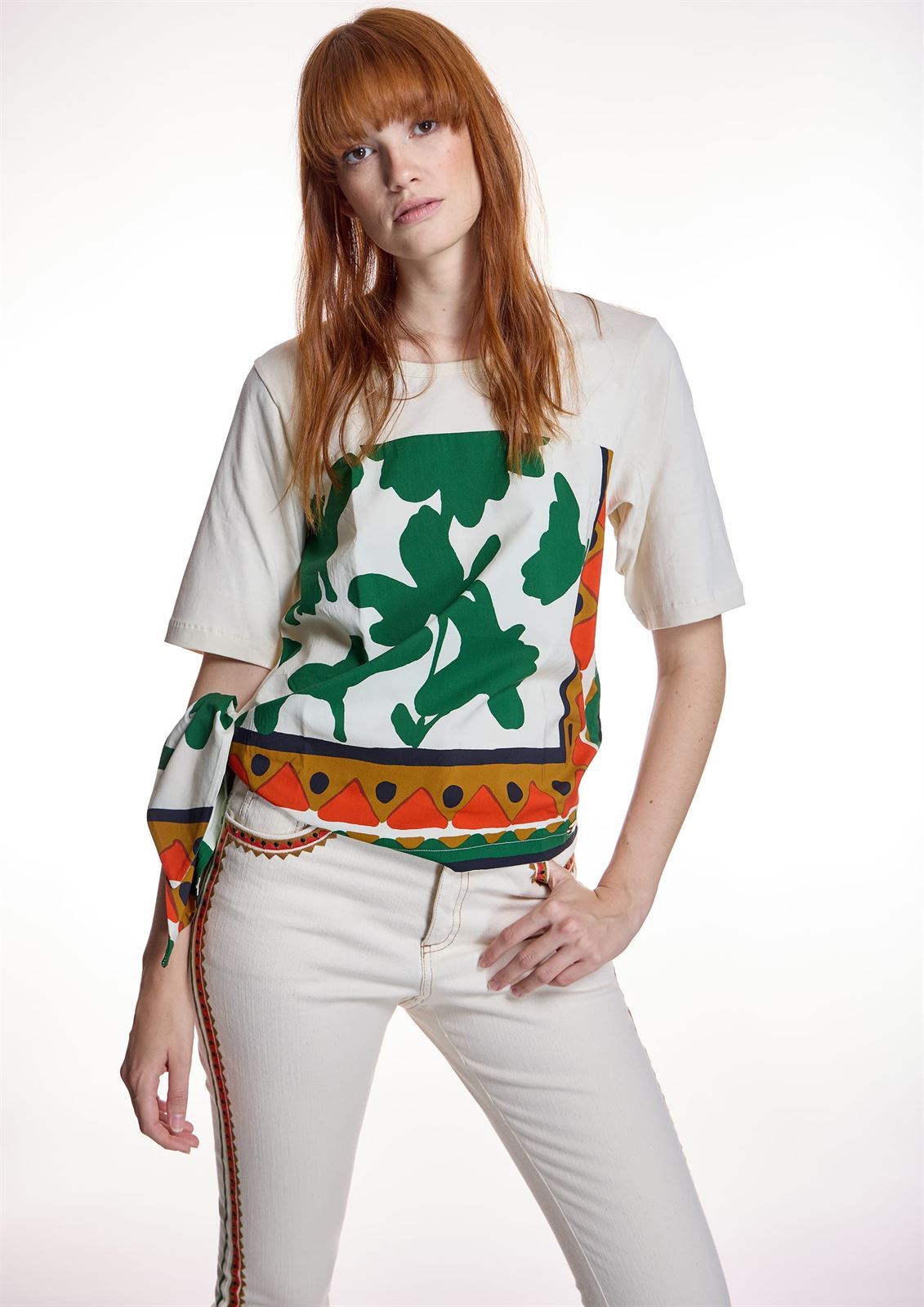 Camiseta Alba Conde 1807 estampada multicolor mangas crudo - Imagen 1