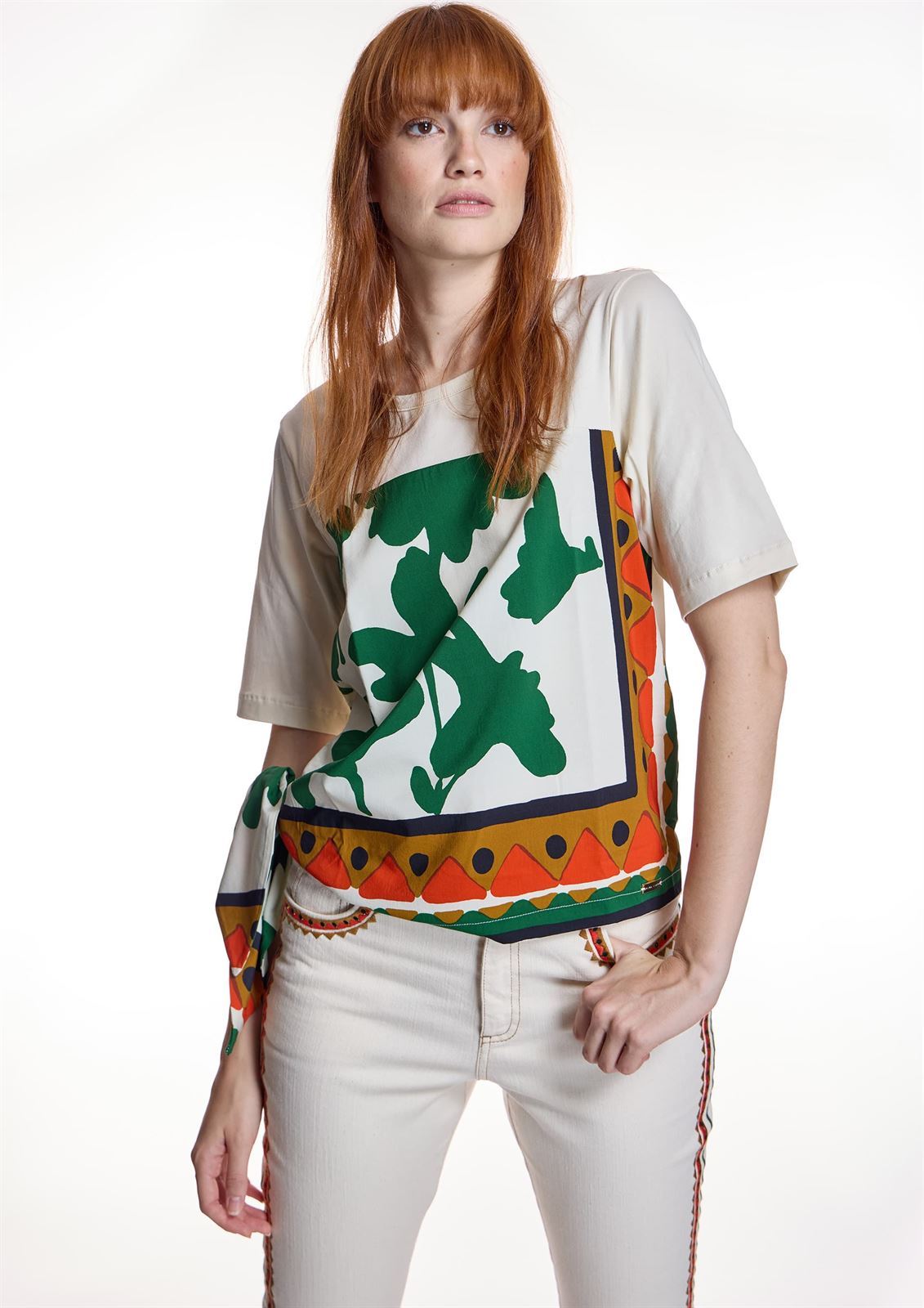 Camiseta Alba Conde 1807 estampada multicolor mangas crudo - Imagen 2